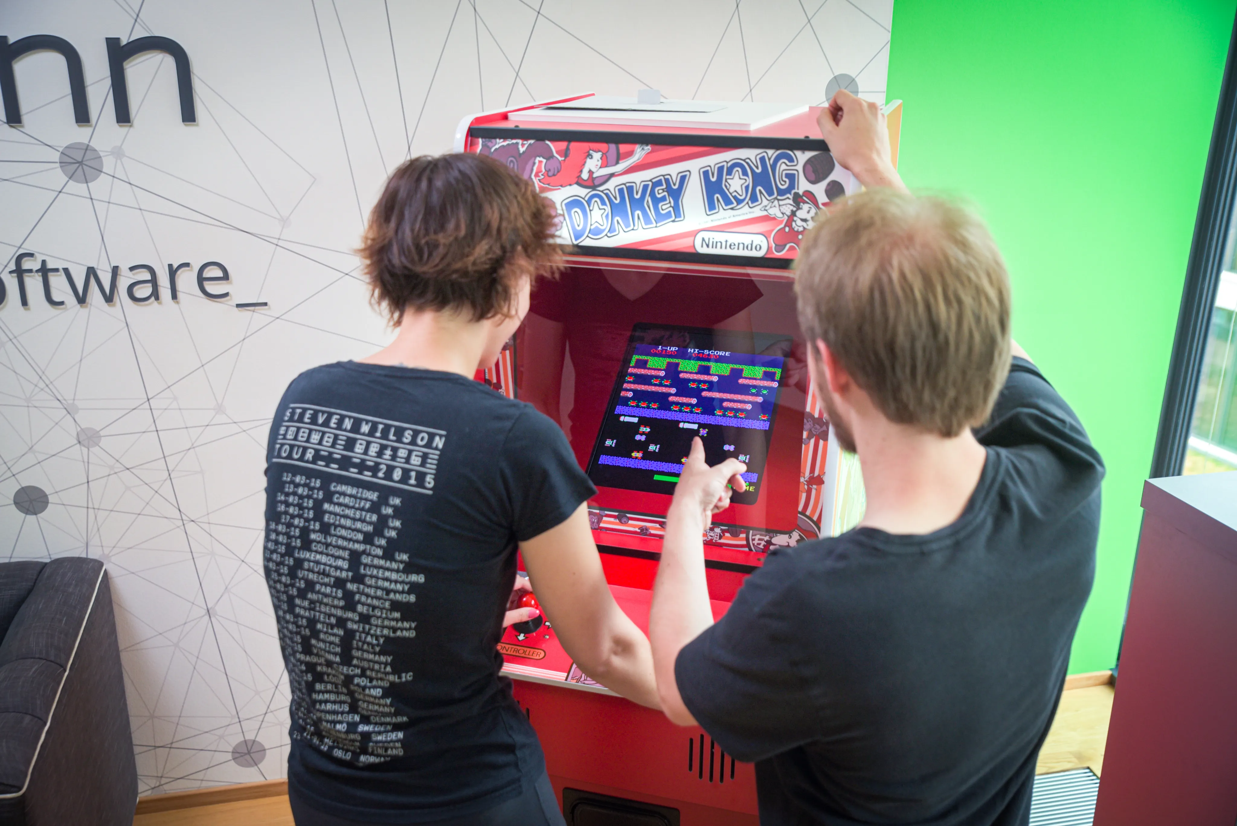 cronner spielen ein Videospiel